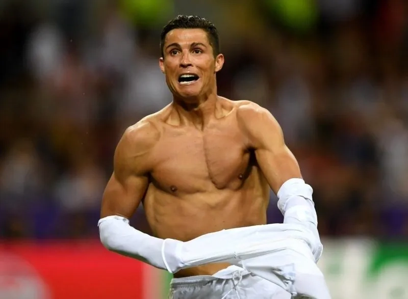 Ronaldo khóc meme khiến bạn không thể nhịn cười