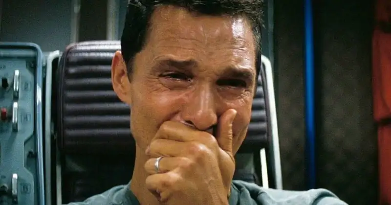 Meme nằm khóc thể hiện sự buồn bã một cách hài hước