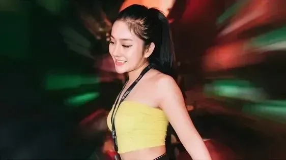 Anh gái sexy luôn khiến mọi ánh nhìn phải dừng lại với vẻ đẹp đầy lôi cuốn và quyến rũ.