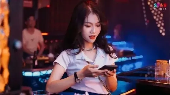 Gái xinh trong bar mang đến vẻ đẹp tươi mới và cuốn hút, tạo nên không khí vui tươi.
