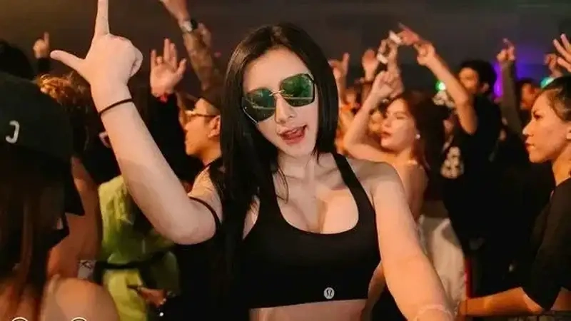 Nhạc vàng gái xinh khiến không gian trở nên ấm áp và đầy cảm xúc. Cùng lắng nghe!