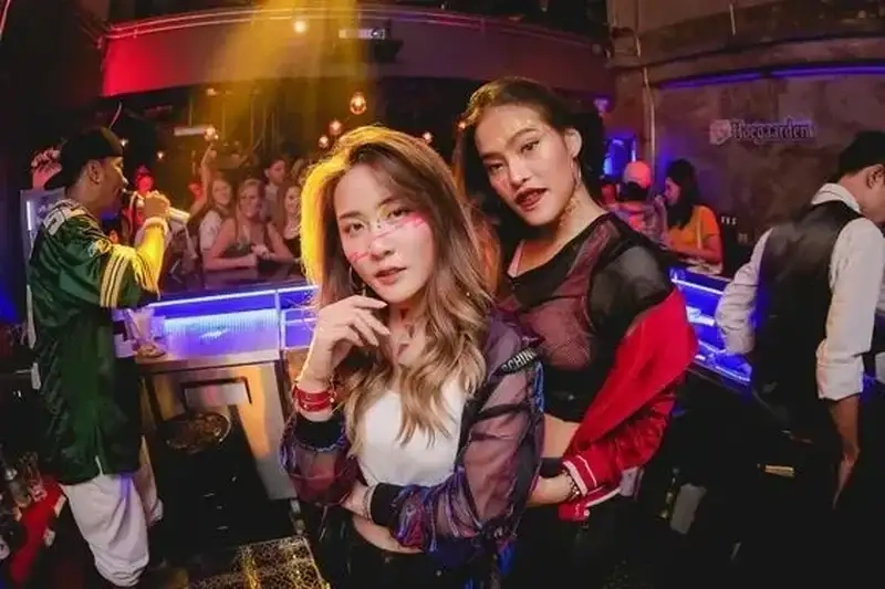 Cảm nhận sự nhẹ nhàng và sâu lắng của nhạc vàng gái xinh qua những giai điệu đầy cảm xúc.