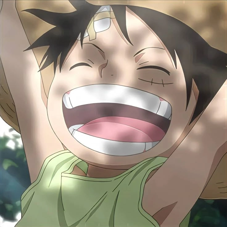 Bé Luffy tinh nghịch với chiếc mũ rơm quen thuộc