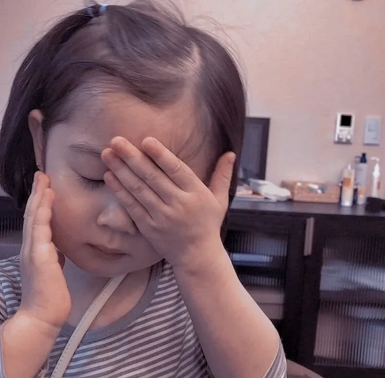 Meme em bé đáng yêu với biểu cảm cực kỳ ngộ nghĩnh