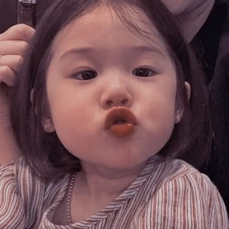 Ảnh meme em bé cute mang lại năng lượng tích cực